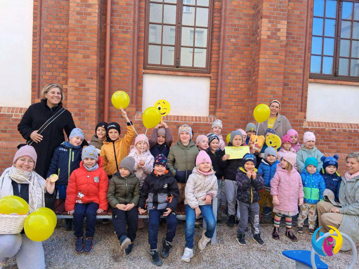 Przedszkolaki świętują Dzień Uśmiechu.