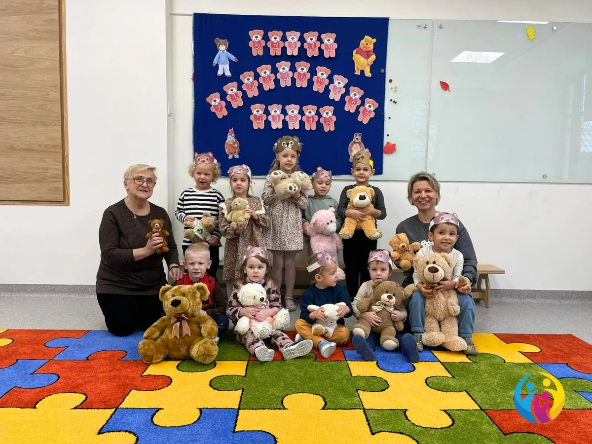 Świętowanie Dnia Pluszowego Misia w Przedszkolu w Centrum. Zdjęcie grupowe.