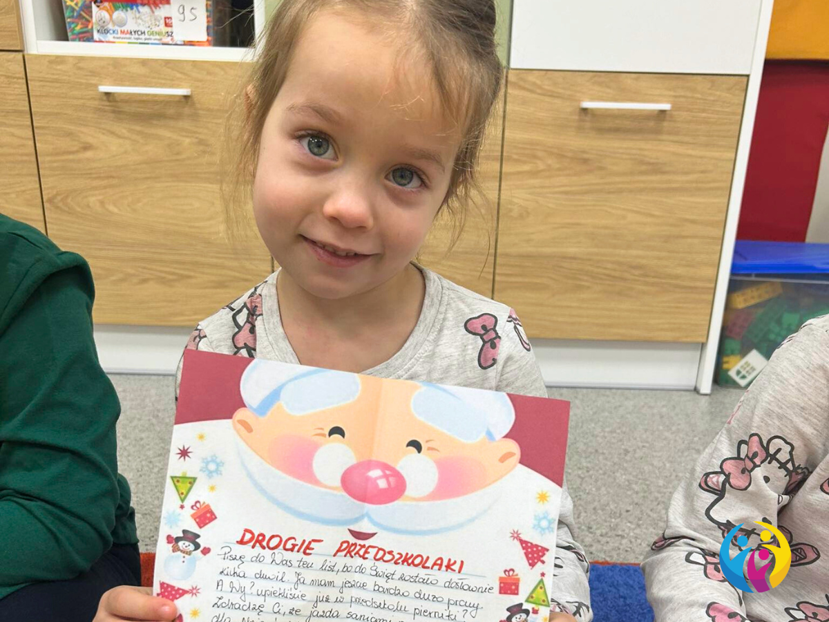 Dziewczynka z Przedszkola w Centrum z listem od Świętego Mikołaja.