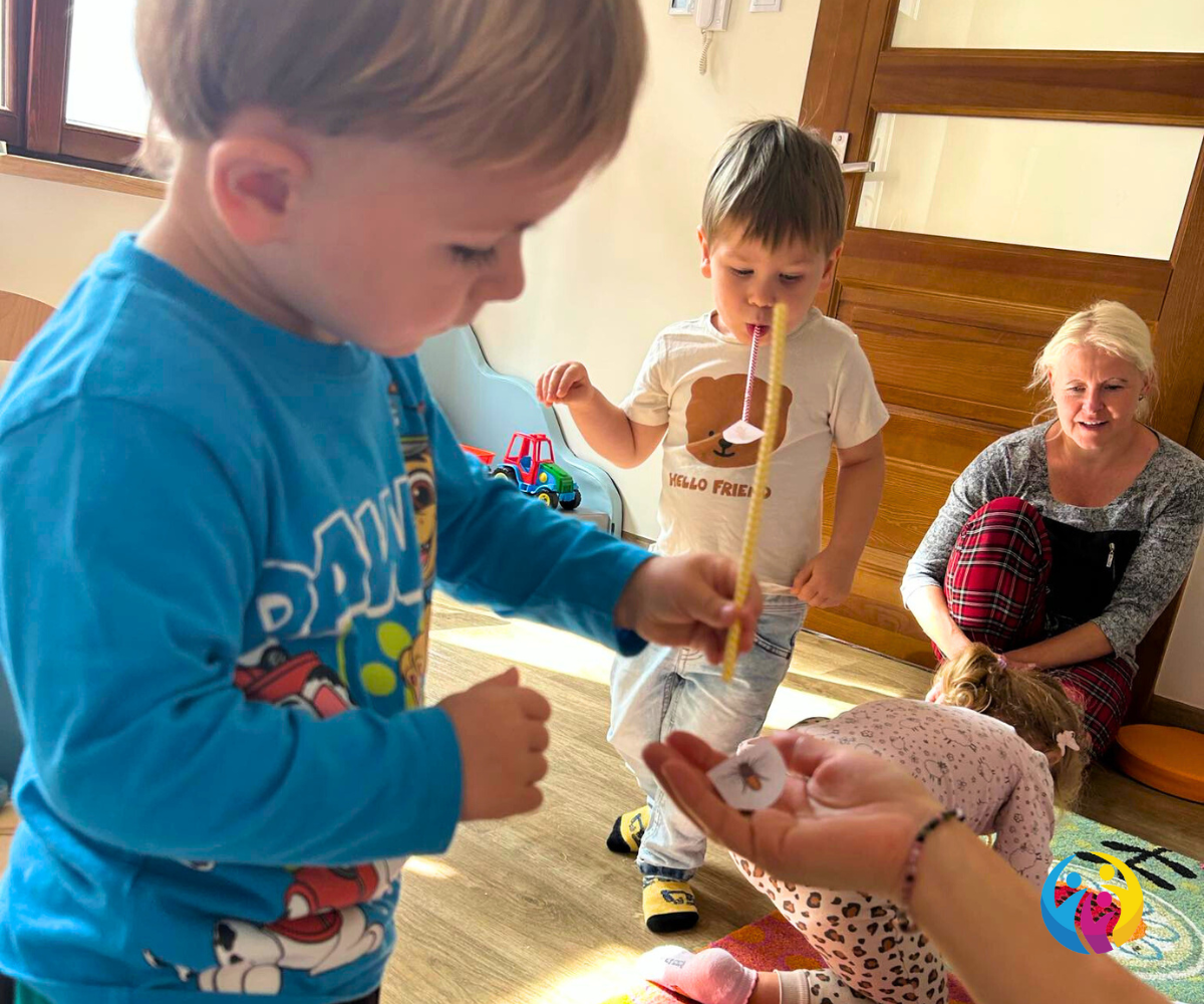 Zdjęcie przedstawia dzieci w przedszkolu podczas zabawy.