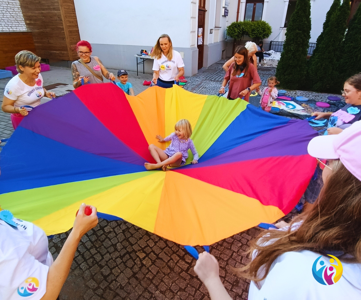 Zdjęcie przedstawia zabawę dzieci z chustą Klanza.