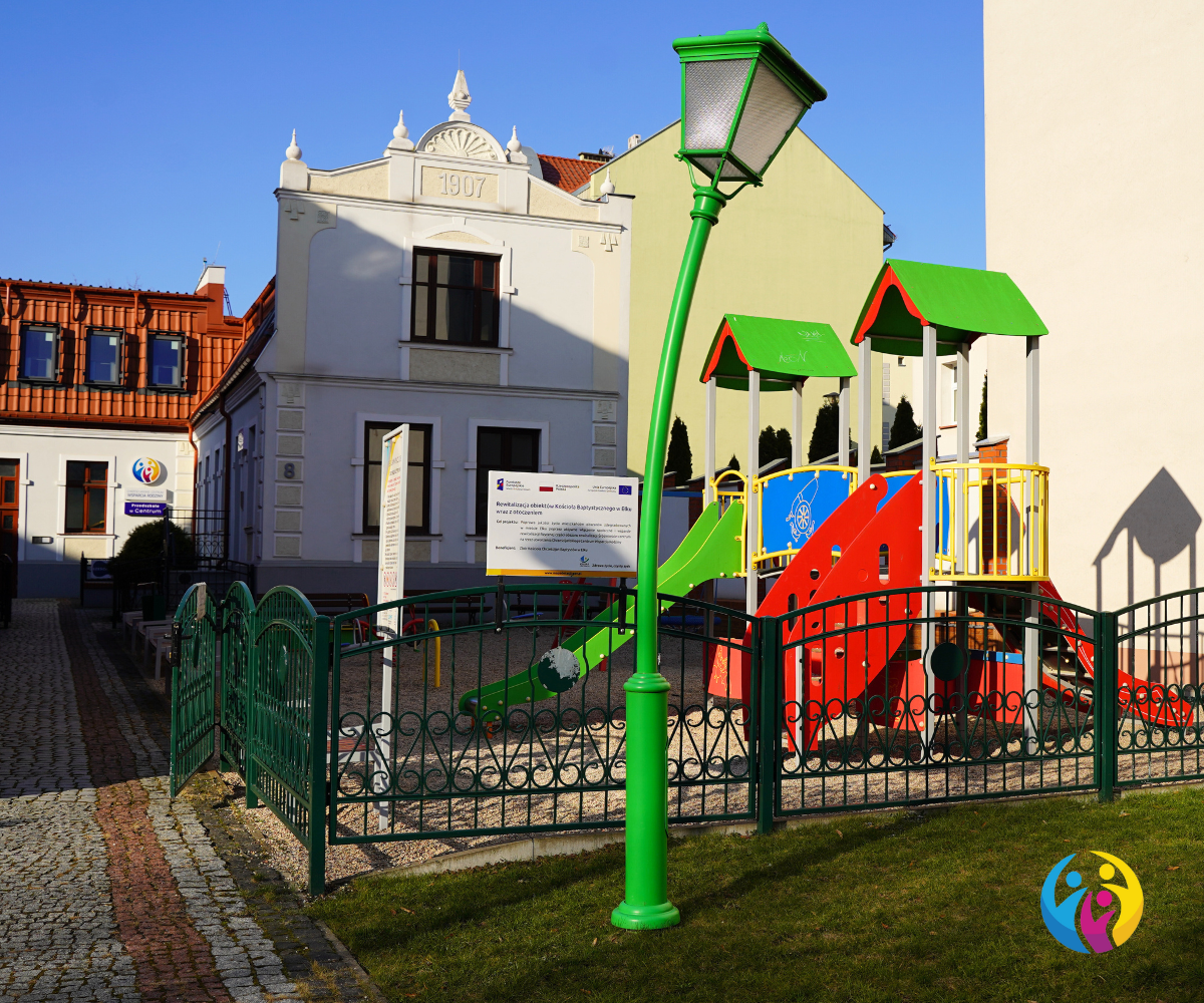 Zdjęcie przedstawia budynek Przedszkola w Centrum i plac zabaw.